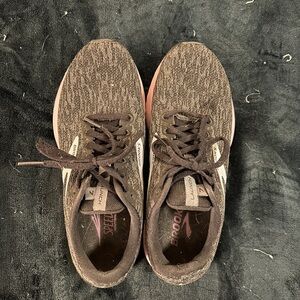Women’s Brooks Launch 7
